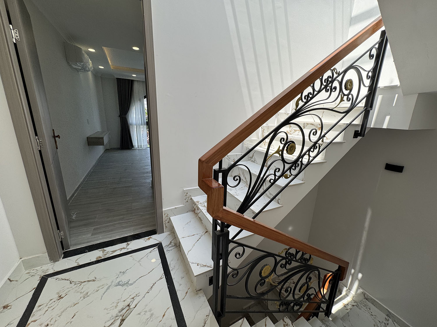 Nhà phố mới 100%, DTKV: 4mx12,5m, vuông, 4 tầng, full nội thất, hẻm xe hơi khu Vip NGUYỄN VĂN TRỖI